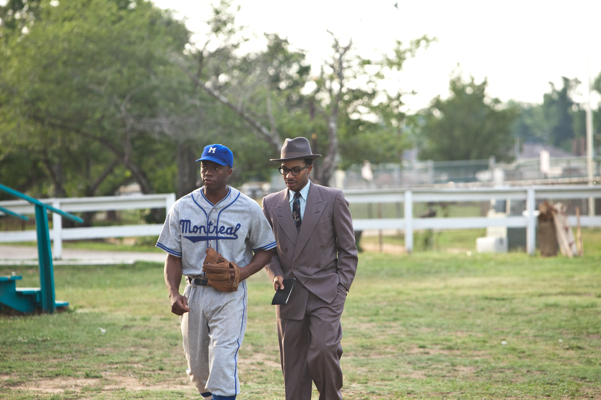 Still of Chadwick Boseman and André Holland in 42 (2013)