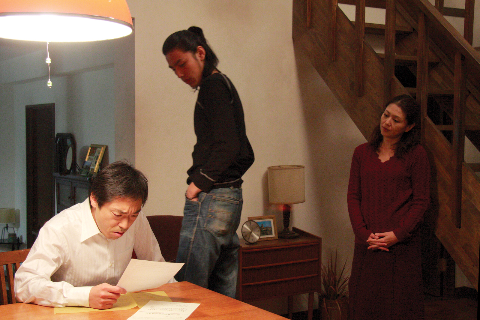 Still of Teruyuki Kagawa, Kyôko Koizumi and Yû Koyanagi in Tôkyô sonata (2008)