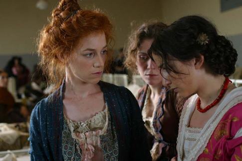 Still of Charlotte Gainsbourg, Federica De Cola and Isabella Ragonese in Nuovomondo (2006)