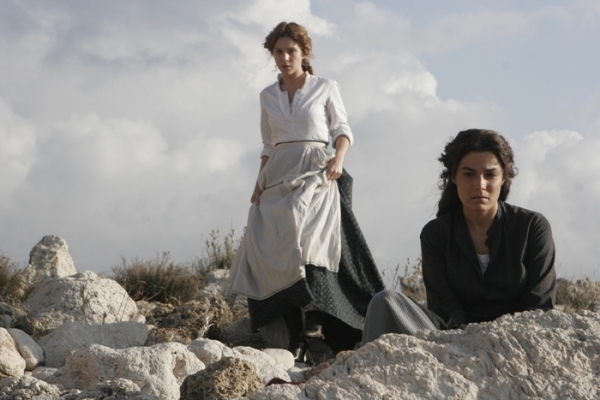 Still of Valeria Solarino and Isabella Ragonese in Viola di mare (2009)