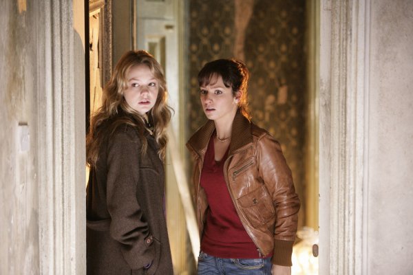 Still of Lucy Gaskell and Carey Mulligan in the Doctor Who episode 'Blink'
