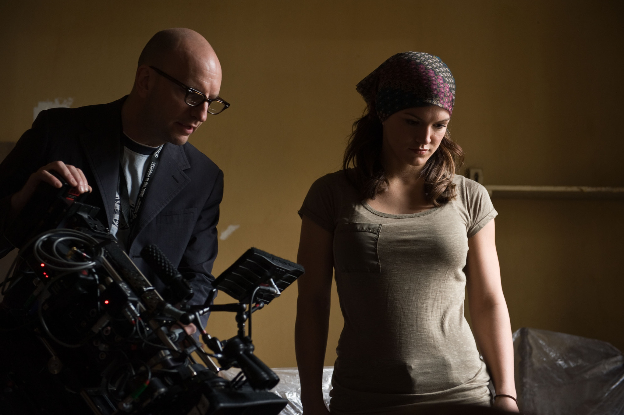 Still of Steven Soderbergh and Gina Carano in Melori Kein. Prarasta kontrole (2011)