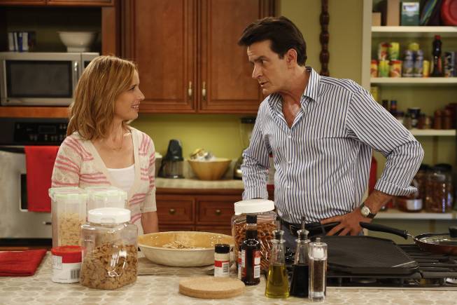 Still of Charlie Sheen, Jennifer Goodson and Shawnee Smith in Anger Management (2012)