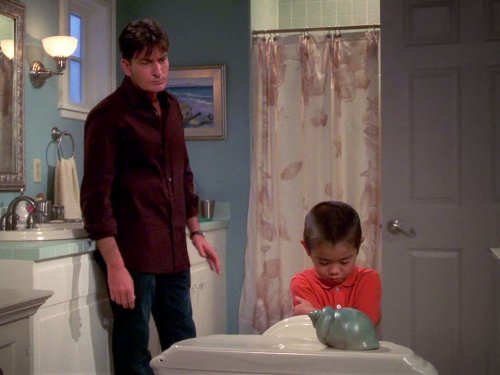Still of Charlie Sheen and Elijah Michael Lee in Two and a Half Men (2003)