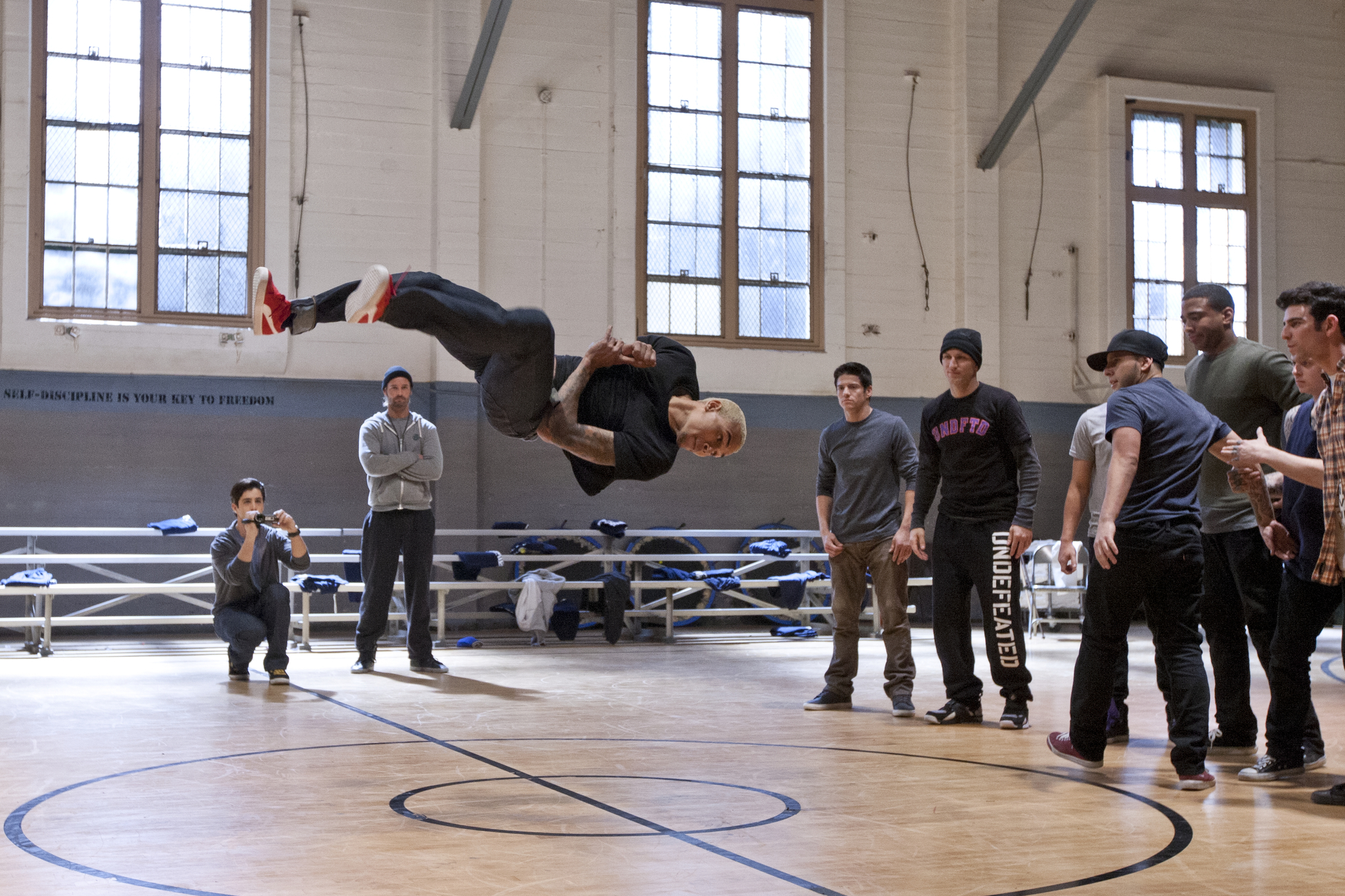 Still of Josh Holloway, Josh Peck, Richard Soto, Chris Brown, Luis Rosado, Ivan Velez, Sawandi Wilson, David Shreibman, Joshua Ayers and Jonathan Cruz in Sokiu aiksteles dievai (2013)