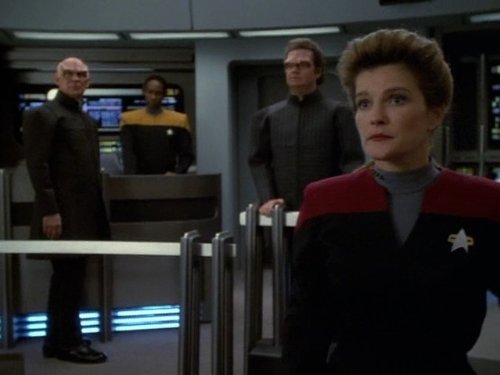 Still of Kate Mulgrew, Kelly Connell, Alan Oppenheimer and Tim Russ in Star Trek: Voyager (1995)