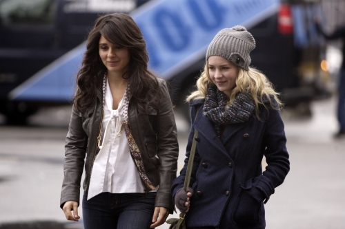 Still of Shiri Appleby and Britt Robertson in Life Unexpected (2010)