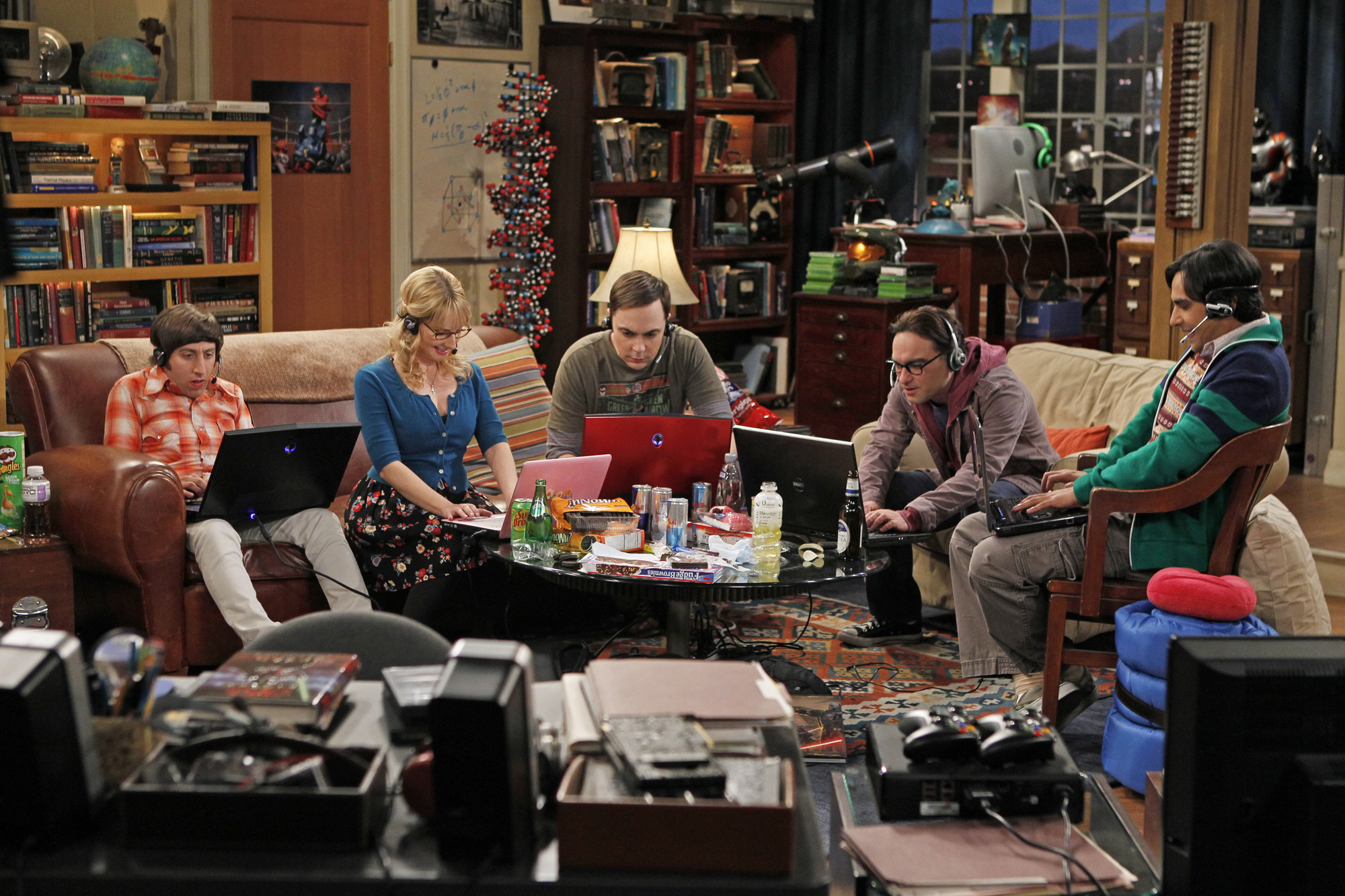 Still of Johnny Galecki, Simon Helberg, Jim Parsons, Melissa Rauch and Kunal Nayyar in Didziojo sprogimo teorija (2007)