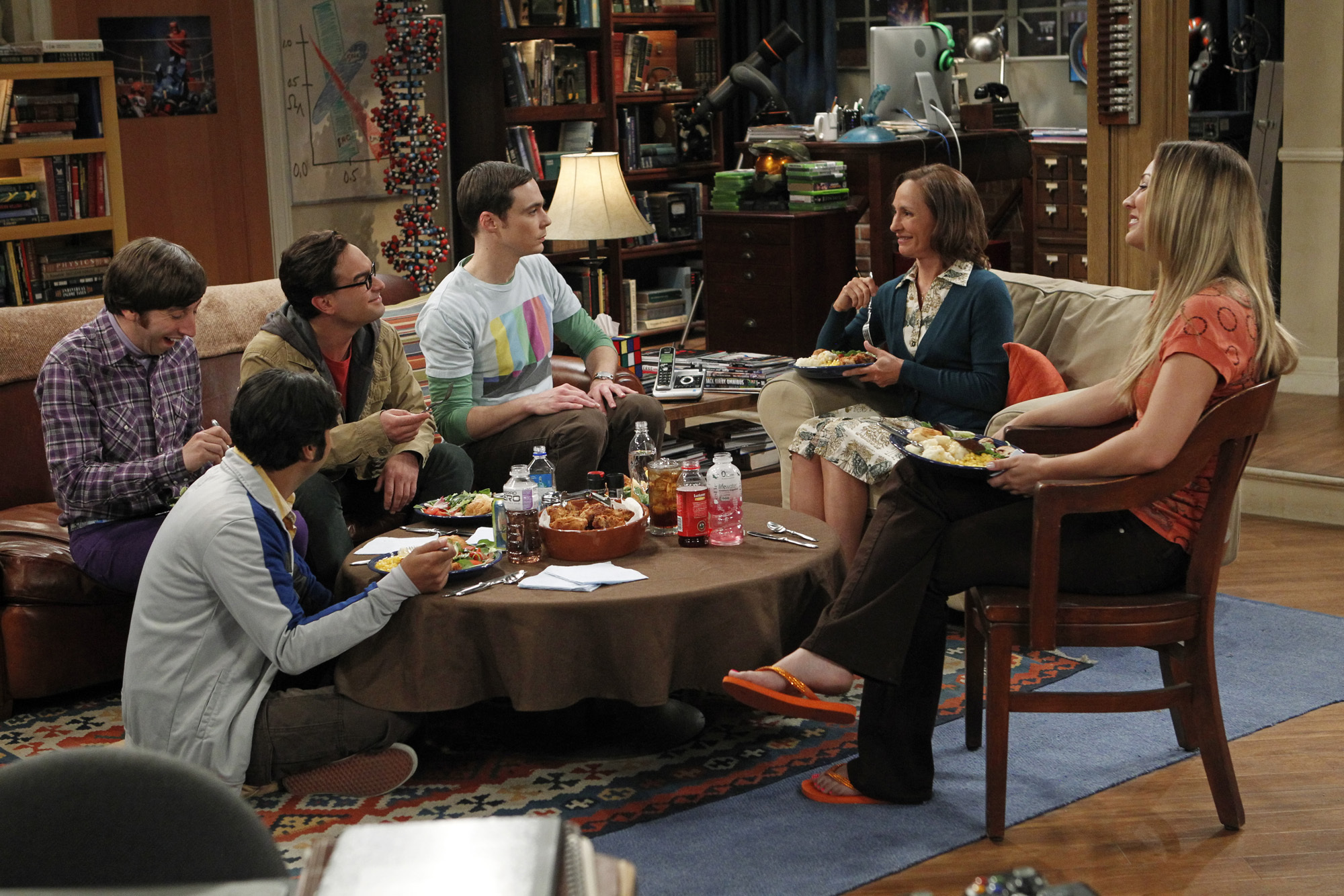 Still of Kaley Cuoco, Johnny Galecki, Simon Helberg, Laurie Metcalf, Jim Parsons and Kunal Nayyar in Didziojo sprogimo teorija (2007)