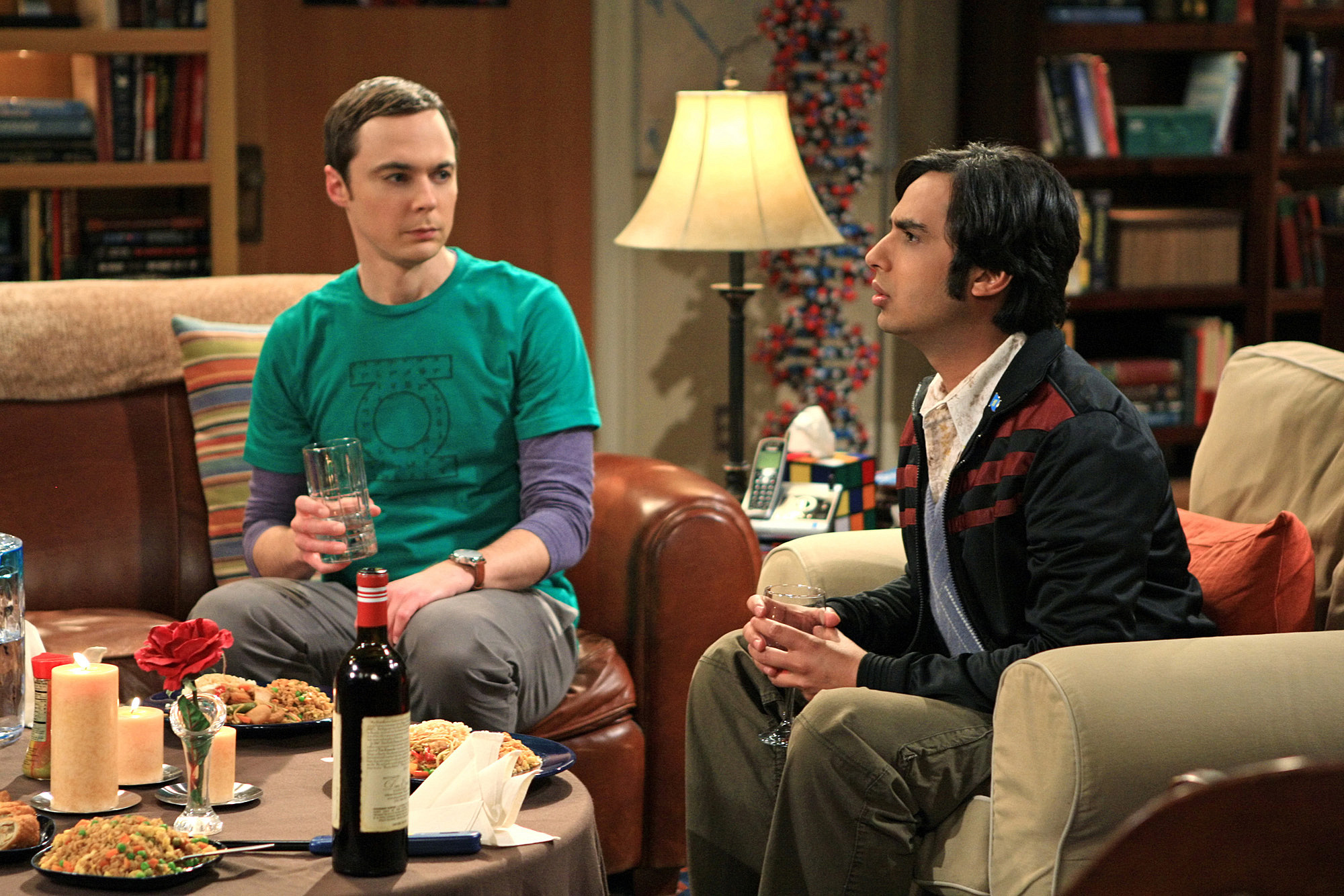 Still of Jim Parsons and Kunal Nayyar in Didziojo sprogimo teorija (2007)