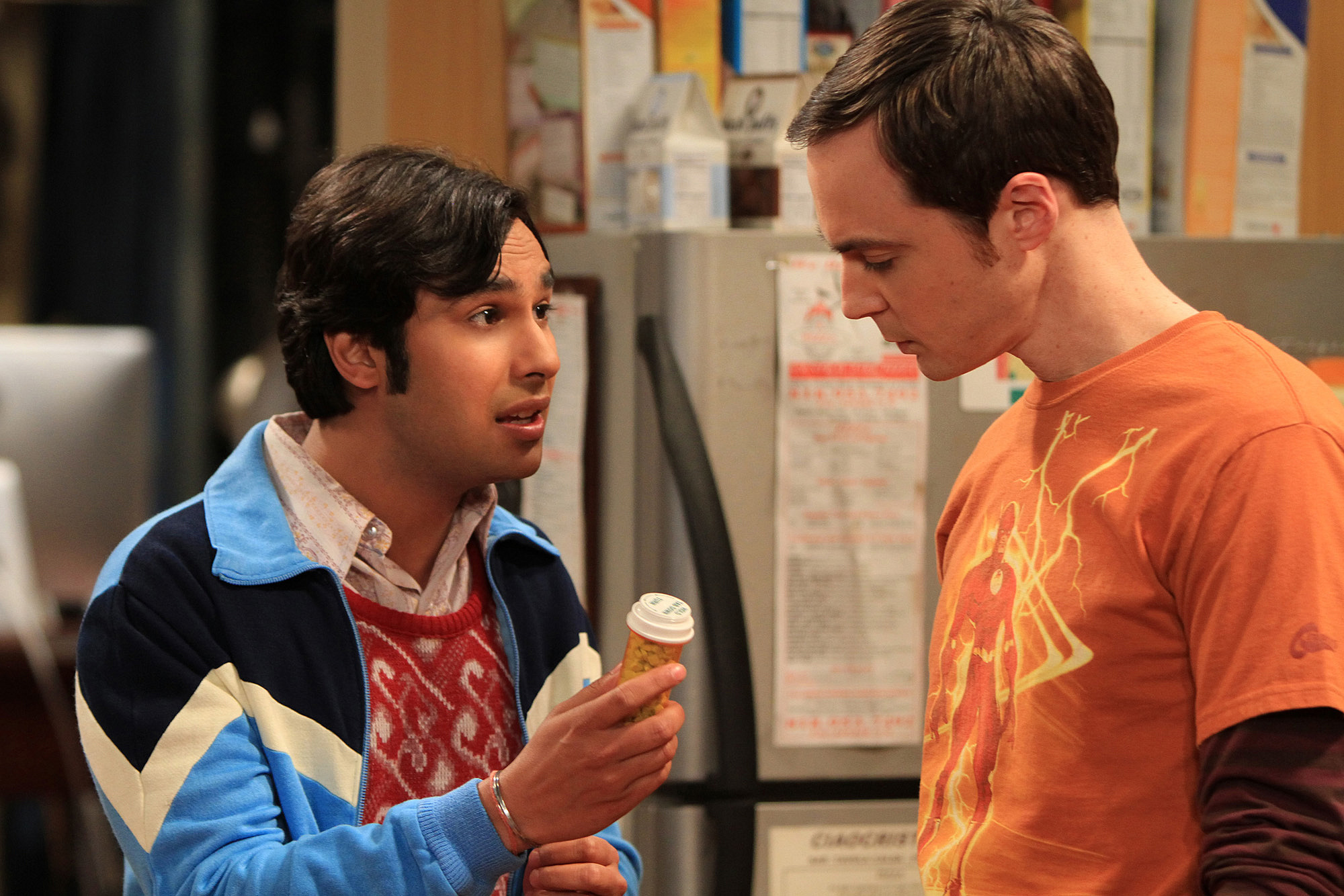 Still of Jim Parsons and Kunal Nayyar in Didziojo sprogimo teorija (2007)