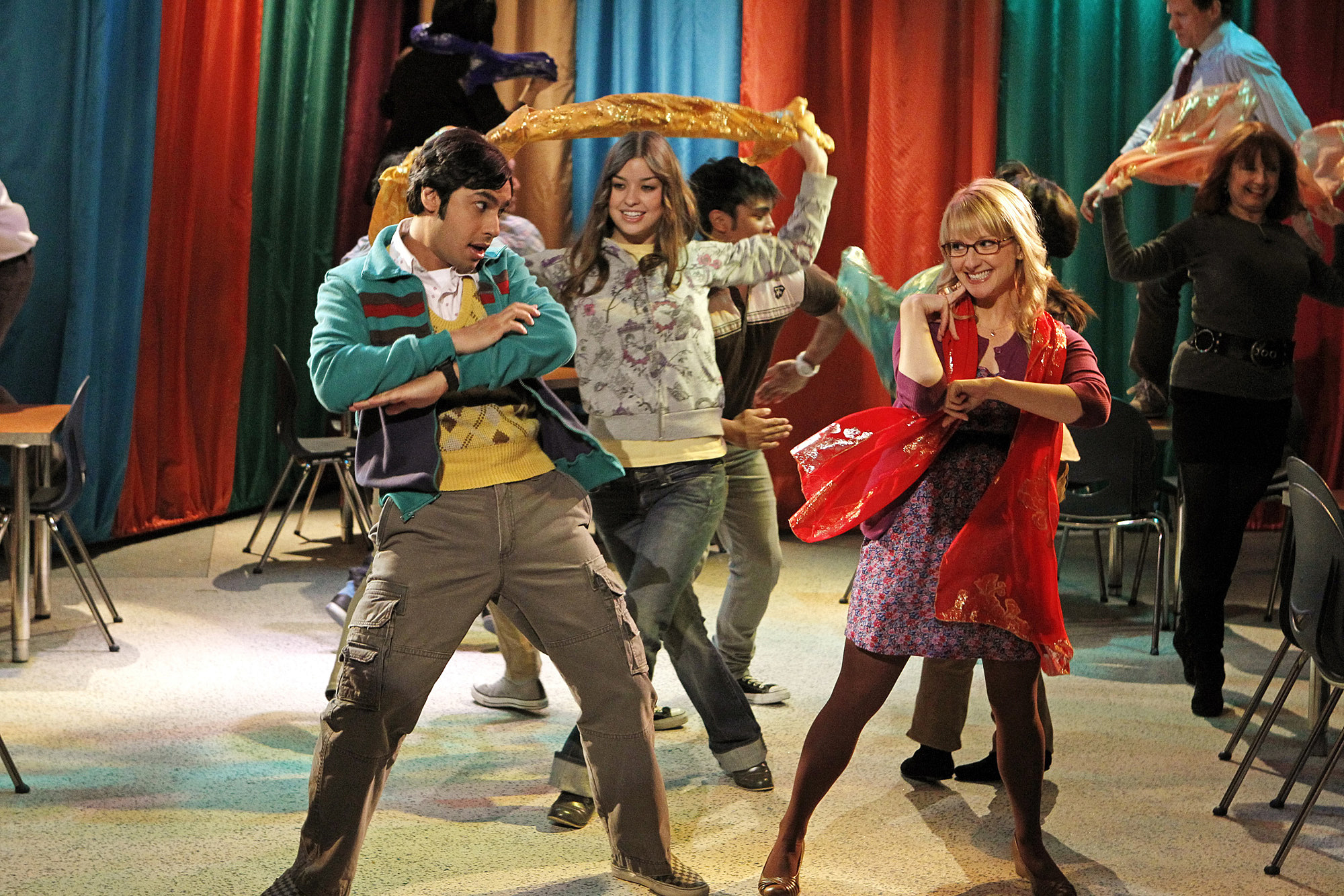 Still of Melissa Rauch and Kunal Nayyar in Didziojo sprogimo teorija (2007)