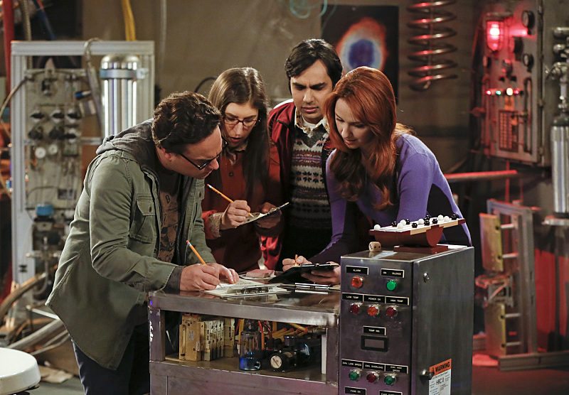 Still of Mayim Bialik, Johnny Galecki, Kunal Nayyar and Laura Spencer in Didziojo sprogimo teorija (2007)