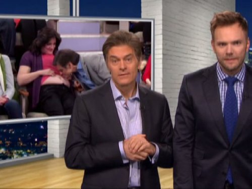 Still of Joel McHale and Mehmet Oz in The Soup (2004)