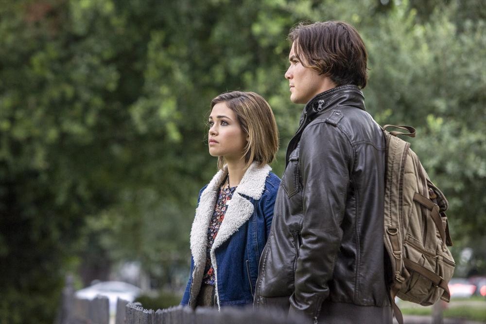 Still of Tyler Blackburn and Nicole Gale Anderson in Ravenswood (2013)