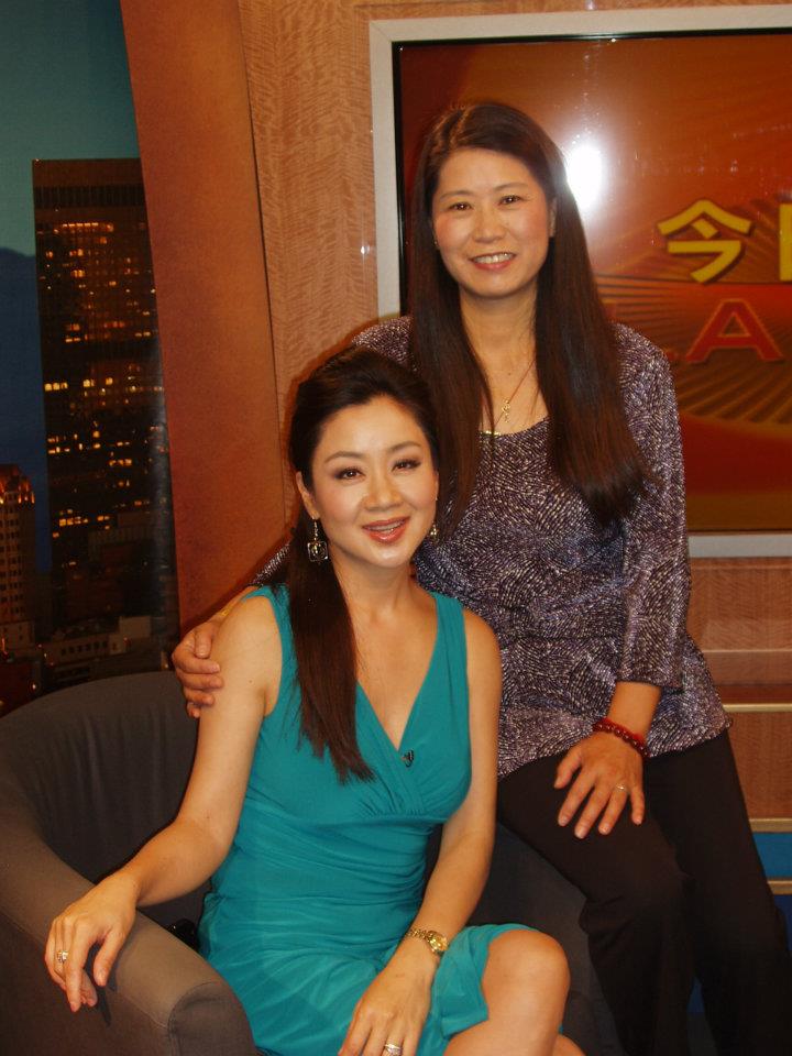 With the hostess Ms. Zhuo Lei of Chinese TV Ch.18, Oct. 19, 2011.