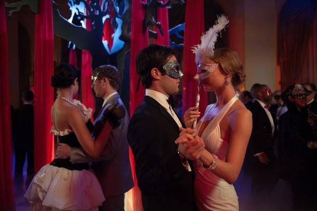 Still of Emily VanCamp and Josh Bowman in Kerstas (2011)