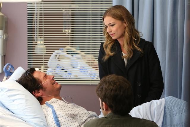 Still of Emily VanCamp and Nick Wechsler in Kerstas (2011)