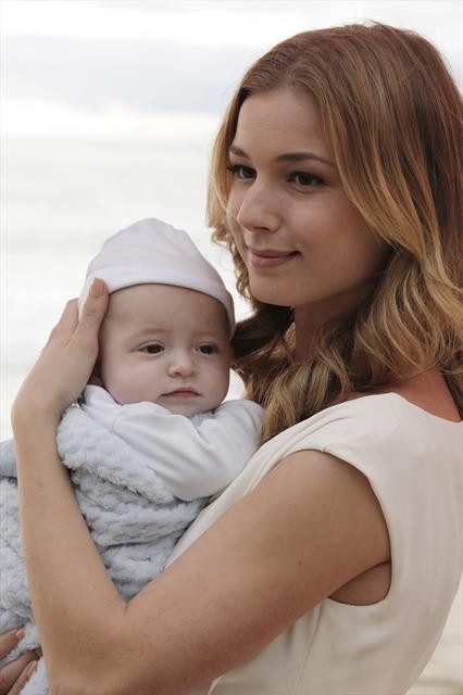 Still of Emily VanCamp in Kerstas (2011)