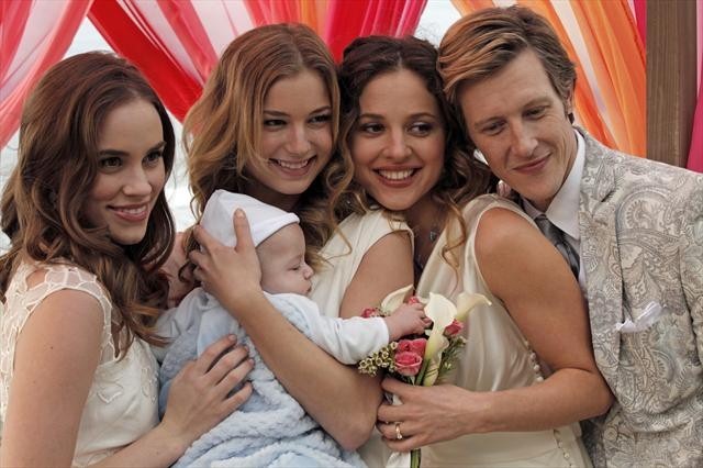 Still of Gabriel Mann, Emily VanCamp, Christa B. Allen and Margarita Levieva in Kerstas (2011)