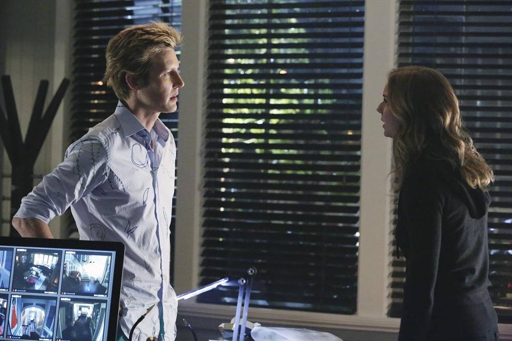 Still of Gabriel Mann and Emily VanCamp in Kerstas (2011)