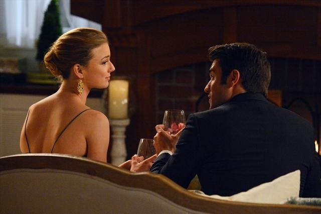 Still of Emily VanCamp and Josh Bowman in Kerstas (2011)