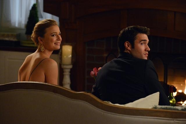 Still of Emily VanCamp and Josh Bowman in Kerstas (2011)