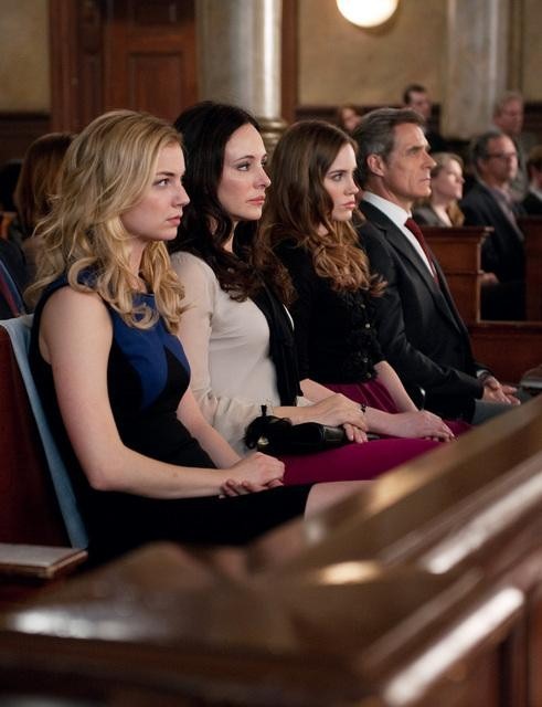 Still of Madeleine Stowe, Henry Czerny, Emily VanCamp and Christa B. Allen in Kerstas (2011)