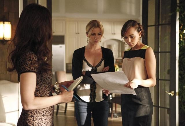 Still of Madeleine Stowe, Ashley Madekwe and Emily VanCamp in Kerstas (2011)