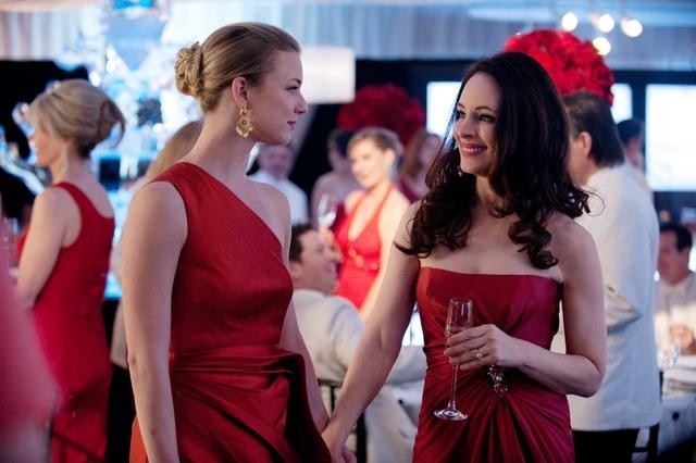 Still of Madeleine Stowe and Emily VanCamp in Kerstas (2011)