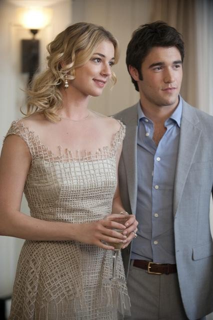 Still of Emily VanCamp and Josh Bowman in Kerstas (2011)