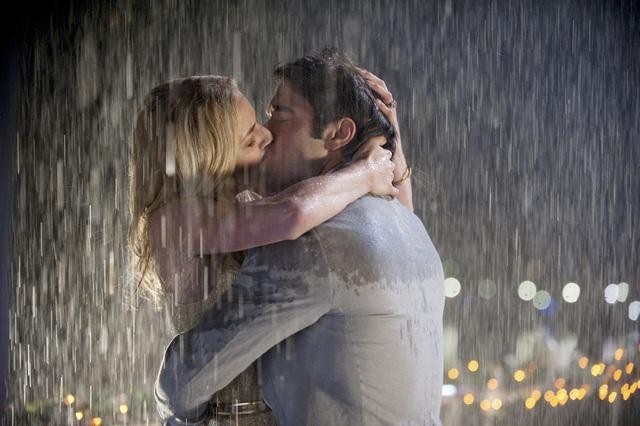 Still of Emily VanCamp and Josh Bowman in Kerstas (2011)