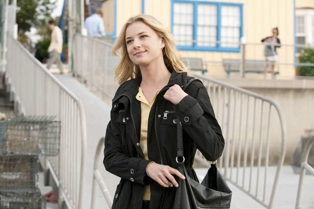 Still of Emily VanCamp in Kerstas (2011)