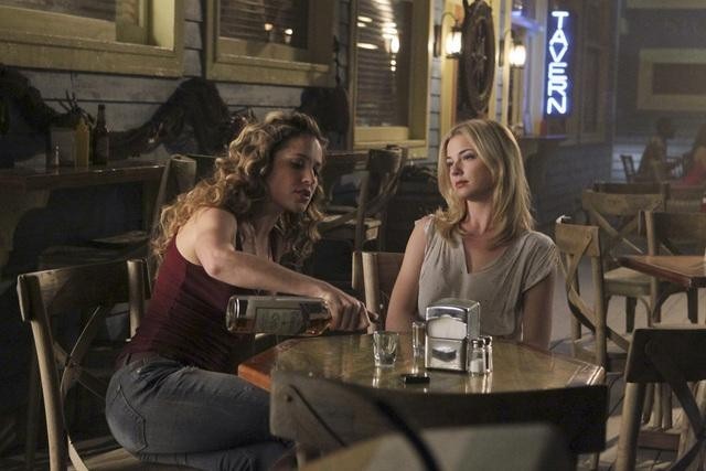 Still of Emily VanCamp and Margarita Levieva in Kerstas (2011)