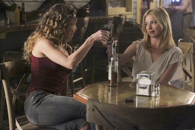 Still of Emily VanCamp and Margarita Levieva in Kerstas (2011)