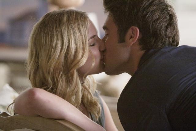 Still of Emily VanCamp and Josh Bowman in Kerstas (2011)