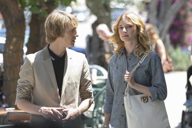 Still of Gabriel Mann and Emily VanCamp in Kerstas (2011)