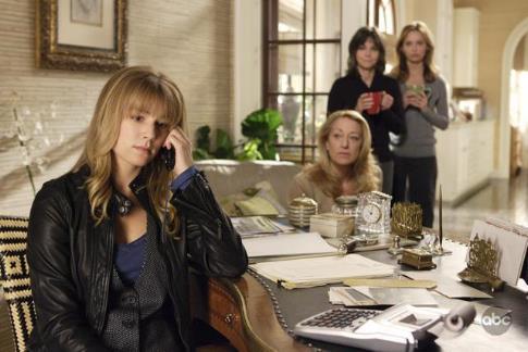 Still of Sally Field, Calista Flockhart, Emily VanCamp and Patricia Wettig in Brothers & Sisters (2006)
