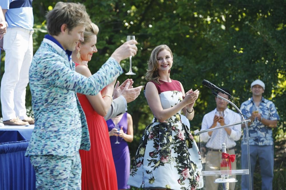 Still of Gabriel Mann, Emily VanCamp and Allison McAtee in Kerstas (2011)