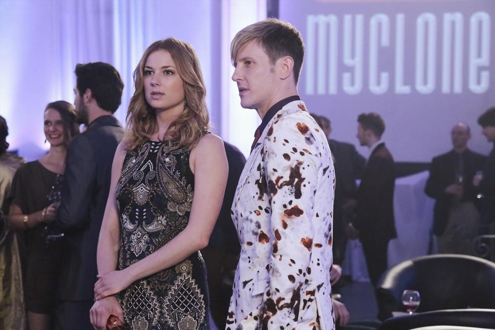 Still of Gabriel Mann and Emily VanCamp in Kerstas (2011)