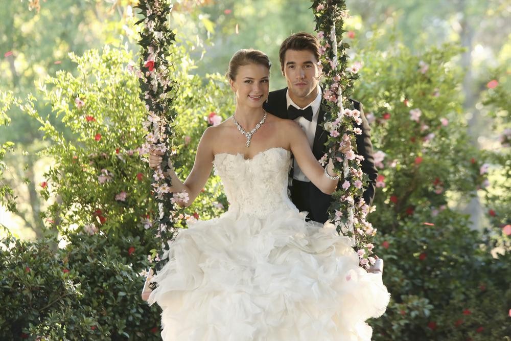 Still of Emily VanCamp and Josh Bowman in Kerstas (2011)