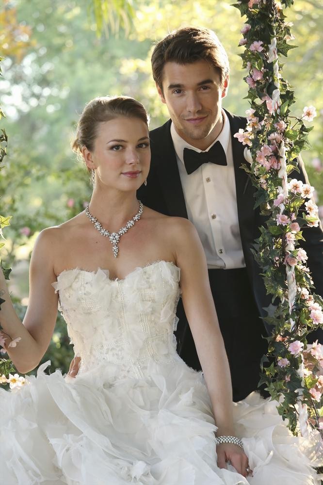 Still of Emily VanCamp and Josh Bowman in Kerstas (2011)