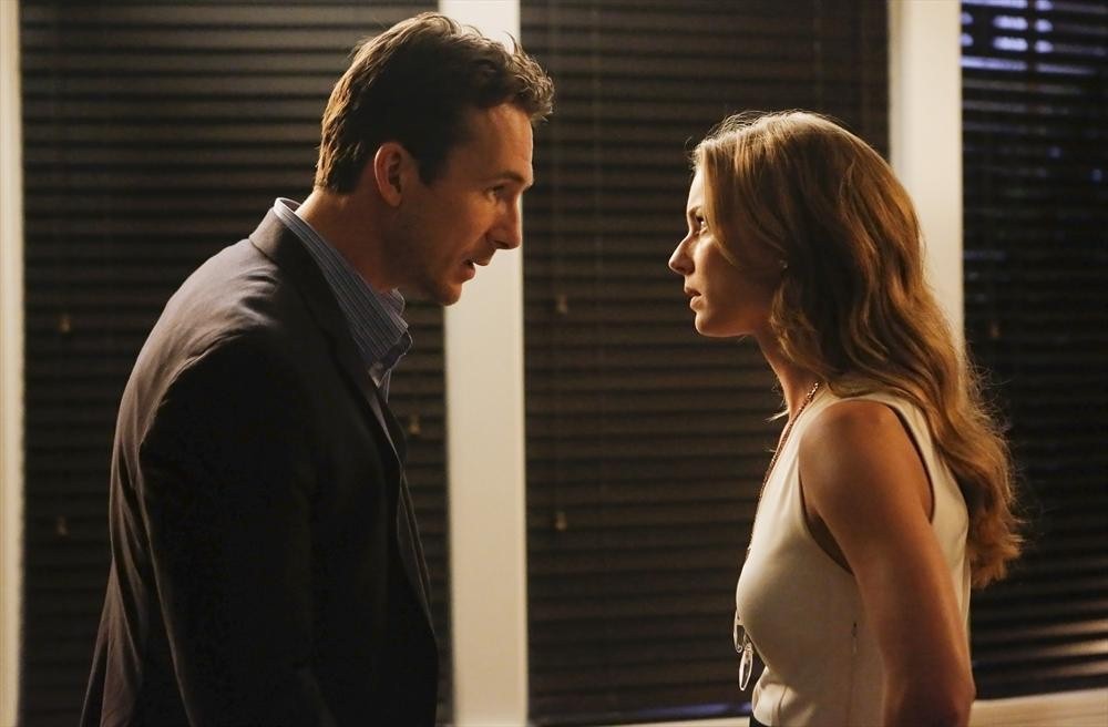 Still of Emily VanCamp and Barry Sloane in Kerstas (2011)