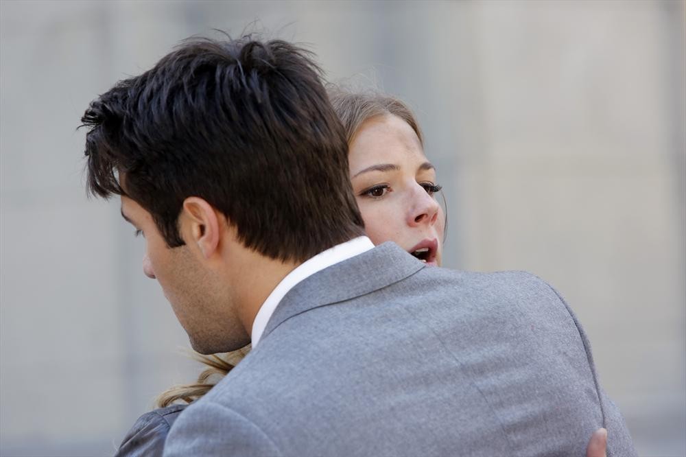 Still of Emily VanCamp and Josh Bowman in Kerstas (2011)