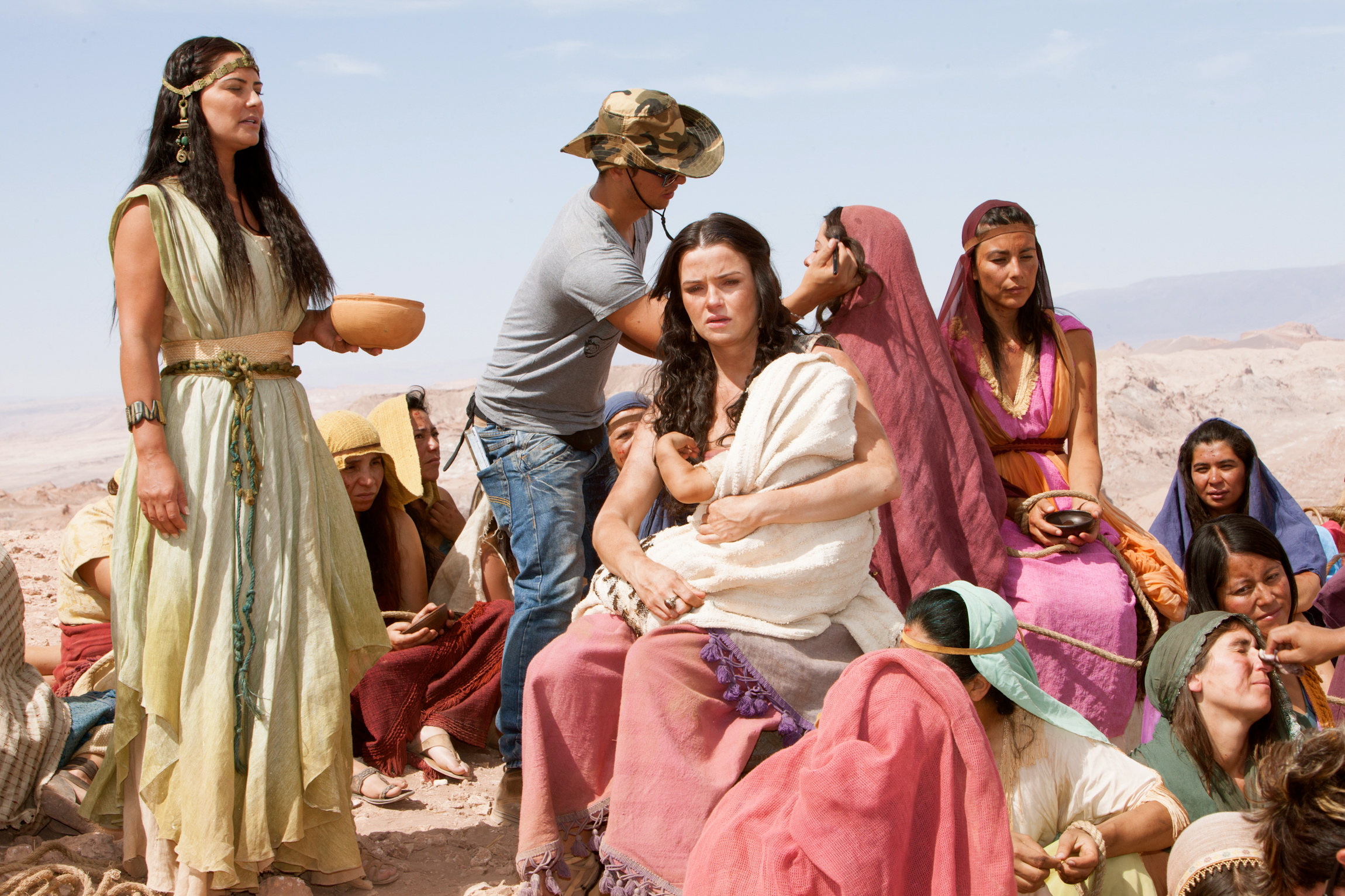 Nanda Ziegler and Carla Regina filming in the Atacama desert, Chile, for José do Egito (TV series 2013).