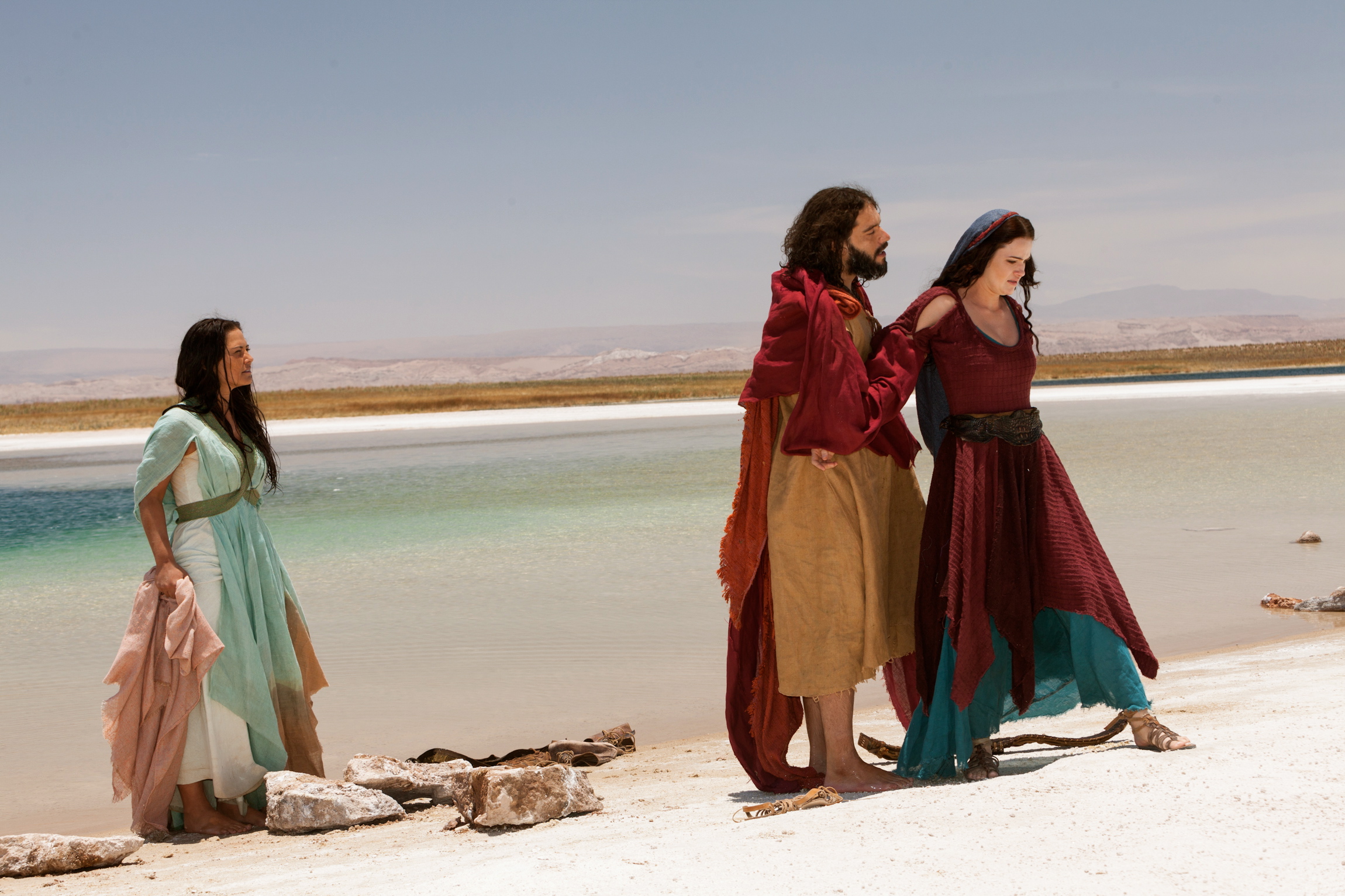 Nanda Ziegler, Guilherme Winter and Carla Regina filming in the Atacama desert, Chile, fo José do Egito (TV series 2013).