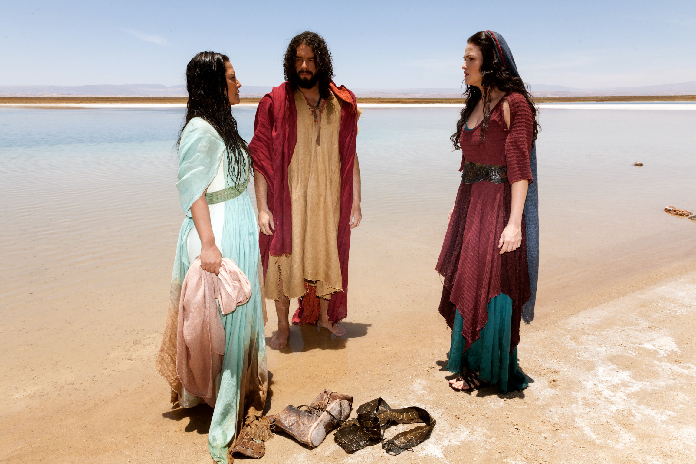 Nanda Ziegler, Guilherme Winter and Carla Regina filming in the Atacama desert, Chile, for TV series José do Egito.