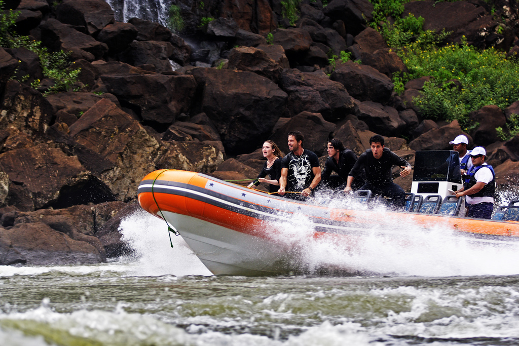 Nanda Ziegler, Mário Frias, Rômulo Arantes Neto and Rômulo Estrela filming in Cataratas do Iguaçu, Brasil, for Os Mutantes (TV series 2008)