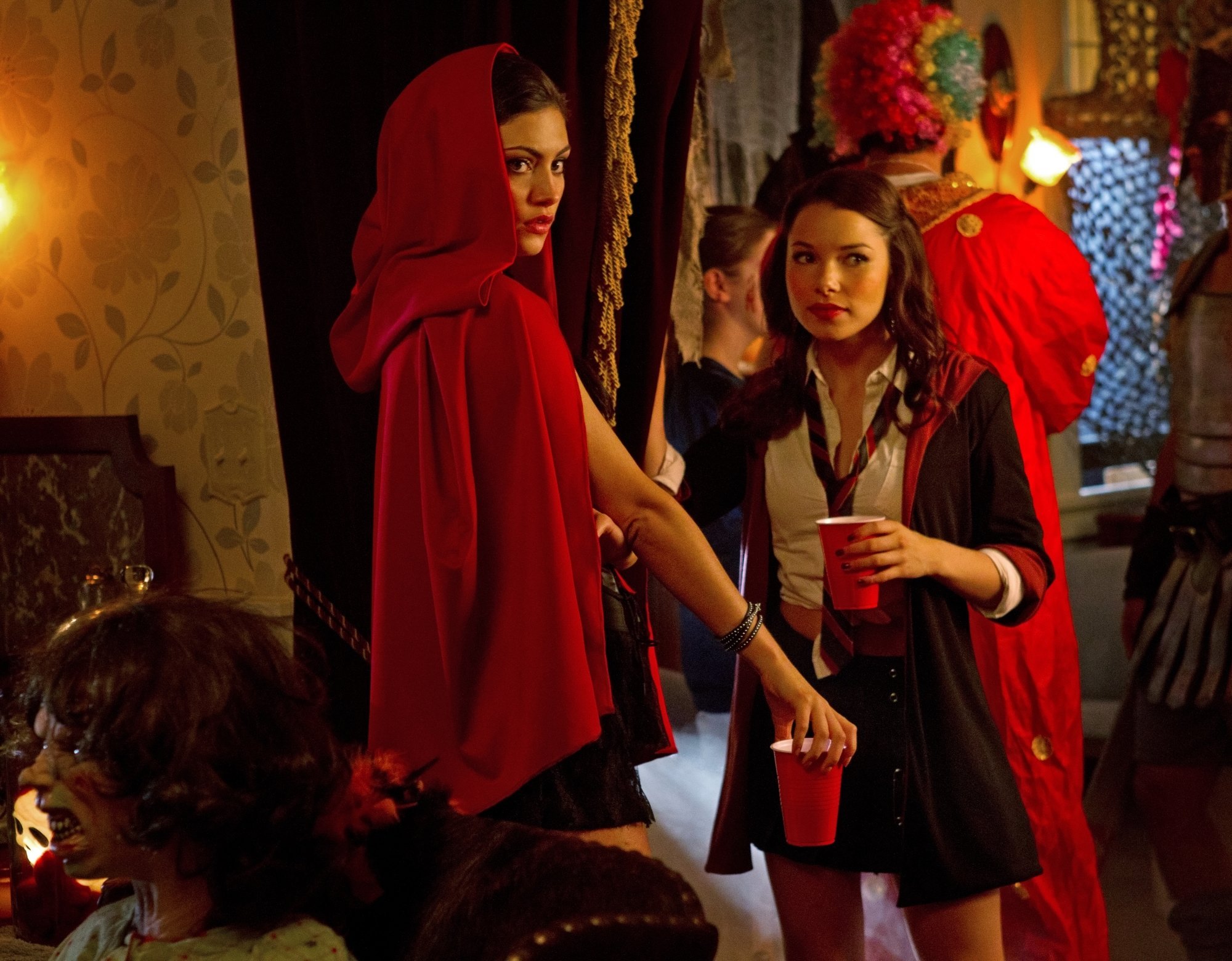 Still of Phoebe Tonkin and Jessica Parker Kennedy in The Secret Circle (2011)