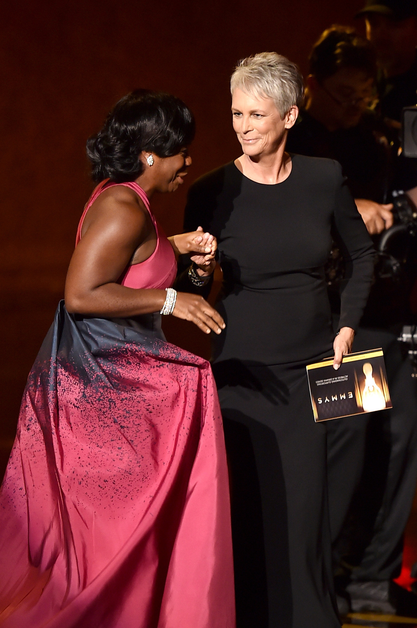 Jamie Lee Curtis and Uzo Aduba at event of The 67th Primetime Emmy Awards (2015)